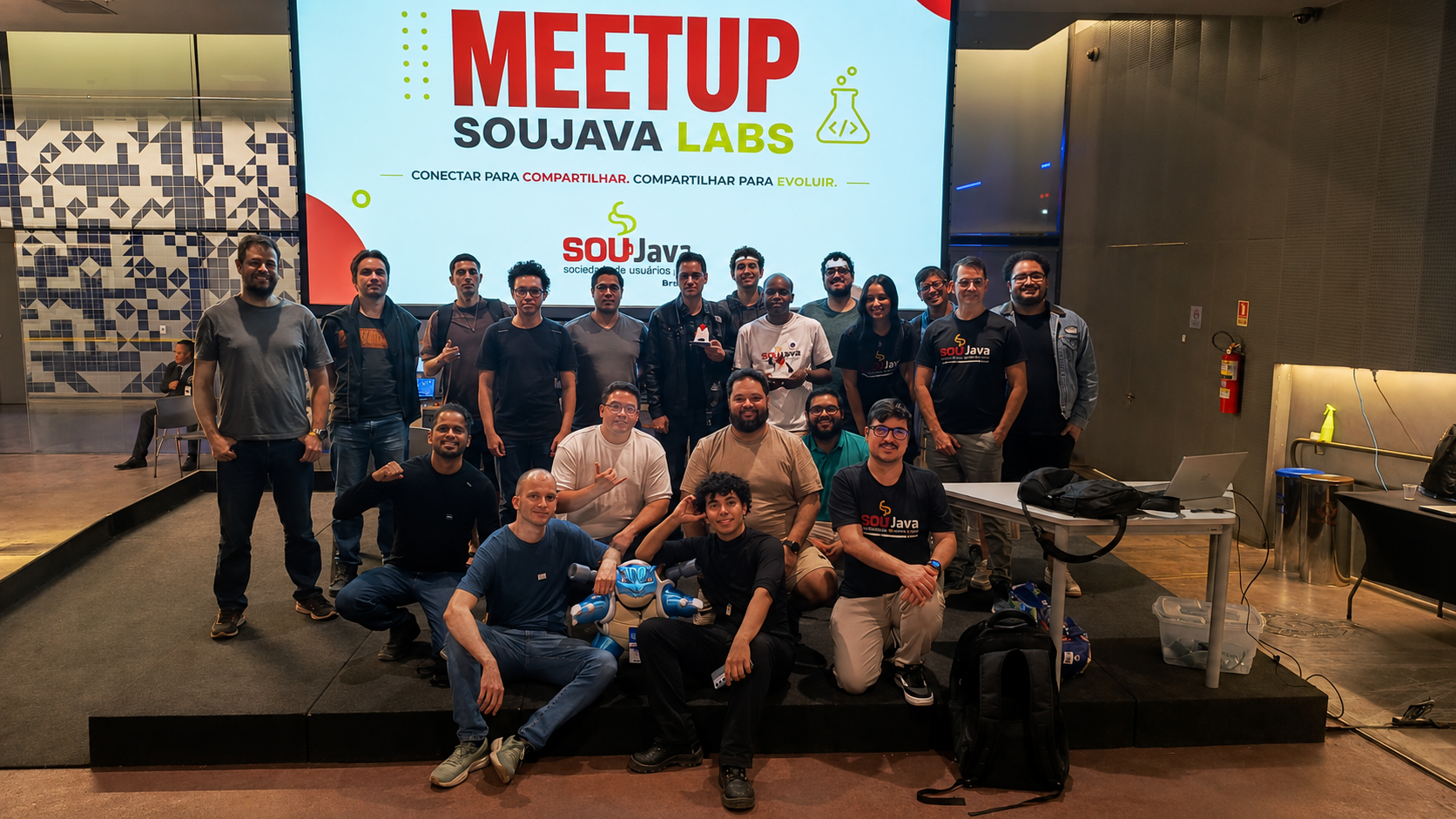 SouJava Labs Meetup participants gathered after the event, celebrating another Java community meeting in Brasília.